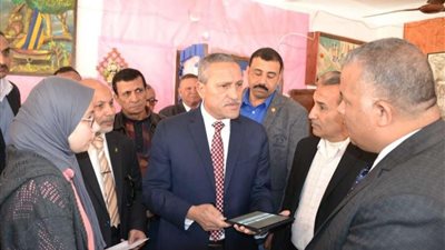 محافظ الإسماعيلية يسلم 531 جهاز تابلت لطالبات مدرسة الزهور الثانوية