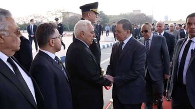 بالصور..  وزير الداخلية يتقدم جنازة شهيد الواجب الوطني