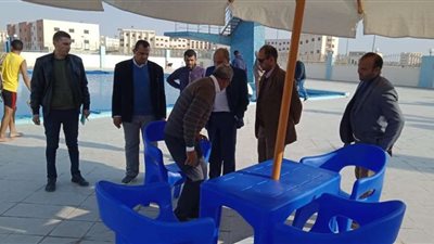 رئيس جامعة بني سويف يشهد تدريبات الطلاب بحمام السباحة الأوليمبي