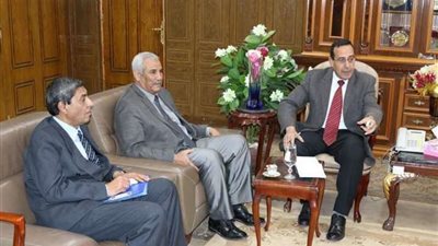 محافظ شمال سيناء: تخصيص أتوبيسات لنقل المعلمين للمناطق النائية