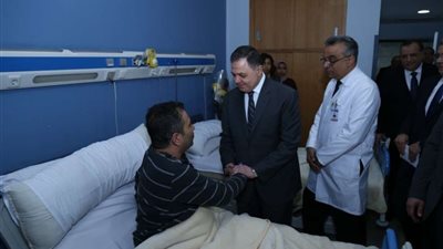 بالصور.. وزير الداخلية يطمئن على مصابي حادث الدرب الأحمر
