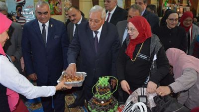 محافظ الدقهلية يشيد بمنتجات معرض المشروعات الصغيرة بالمنصورة