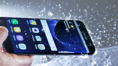 بدون مراكز صيانة.. 4 خطوات لتصليح هاتفك بعد وقوعه في المياه