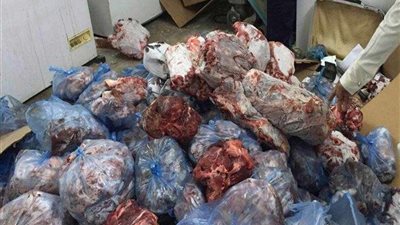 ضبط مالك محل جزارة بحوزته 1.4 طن لحوم فاسدة بالإسكندرية
