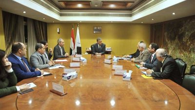 وزيرالنقل يعقد اجتماعًا موسعًا مع قيادات الهيئة القومية للأنفاق