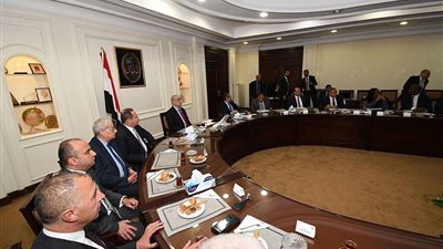 وزير الإسكان يعقد اجتماعاً لمتابعة موقف سد 