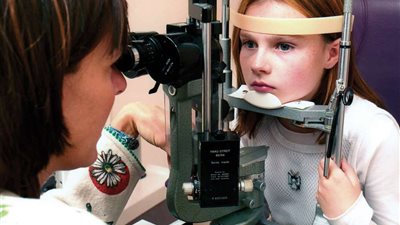 إصابة فتاة بـ500 ثقب في عينيها بسبب هاتفها الذكي