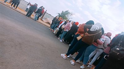 توافد جمهور عمرو دياب لحفله الغنائي بجامعة مصر