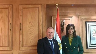 نبيلة مكرم تلتقي السفير الاسترالي بالقاهرة لمناقشة مبادرة 