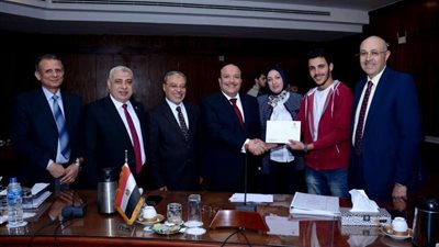 رئيس جامعة طنطا يكرم الفائزين بالمراكز الثلاثة الأولى بمسابقة 