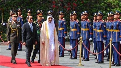 الرئيس السيسي يستقبل الملك سلمان بمطار شرم الشيخ
