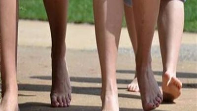 أهمها تقوية المناعة.. تعرف على فوائد المشي حافي القدمين