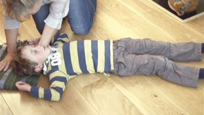 10 إسعافات أولية يجب اتباعها مع طفلك عند إصابته بالتشنجات