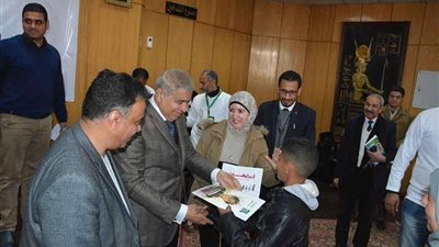 محافظ المنيا يٌسلم 40 سماعة طبية لذوي الاحتياجات الخاصة