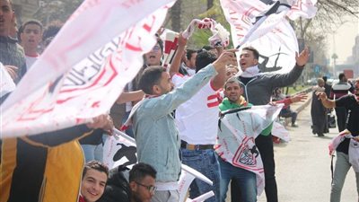 جماهير الزمالك تحتشد أمام النادي لمؤازرة الفريق