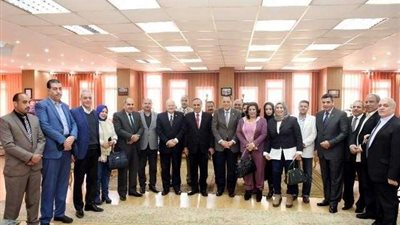 محافظ الشرقية يستقبل نقيب الصحفيين بمقر الديوان العام