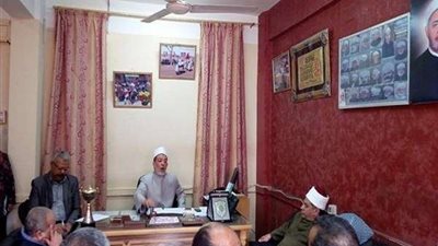 رئيس بنى سويف الأزهرية يجتمع مع رؤساء الإدارات التعليمية