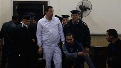 بالصور.. 3 مشاهد لنقيب الصيادلة أثناء جلسة الحكم