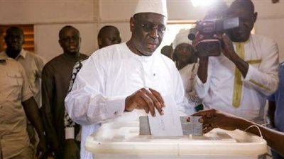 الرئيس السنغالي يدلي بصوته في الإنتخابات المرشح للفوز بها بقوة