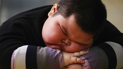 دراسة: الإصابة بالسمنة تبدأ من الرحم