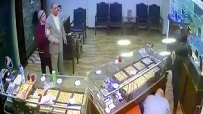 تطورات مثيرة بشأن السطو على محل مجوهرات حدائق الأهرام