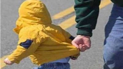 أمن القاهرة يعيد طفل تائه الى أهلة بعد نشر صورة على الفيس بوك