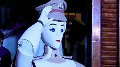 الضابط الآلي بالهند.. يؤدي التحية العسكرية ويكشف عن المتفجرات