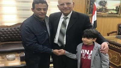 وزير العدل يلتقي بالطفل المعتدى عليه من قبل كلبي مدينتي