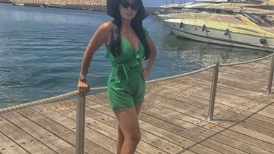 بالصور.. رانيا يوسف تتحدى برودة الطقس بإطلالة جريئة