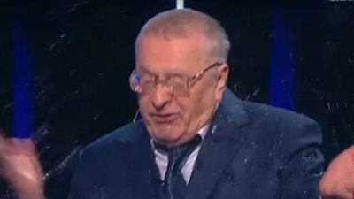 بالفديو.. مناظرة مرشحي الرئاسة الروسية تتحول لشجار وتراشق بالماء