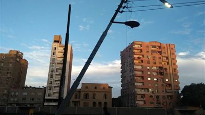 عمود إنارة مائل يشكل خطر على المواطنين في بني سويف