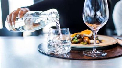 خبراء تغذية: شرب الماء أثناء الطعام لا يسبب الكرش