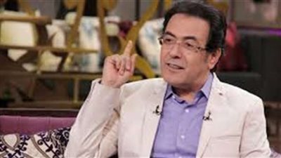 خيري رمضان يصل لقسم بولاق أبوالعلا تمهيدا لحبسه