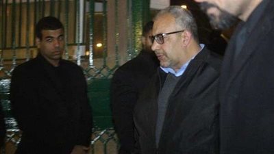 بالصور ..  توافد النجوم في عزاء والده مصطفي خاطر