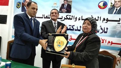 رئيس جامعة دمنهور يكرم شقيقة العالم الكبير أحمد زويل