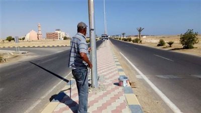 بالصور.. بدء أعمال دهانات أعمدة الإنارة بشوارع البحر الأحمر