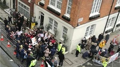 بالفيديو.. الإخوان يعتدون على الناخبين المصريين أثناء تصويتهم بلندن