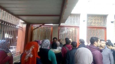 إقبال شديد من المتبرعين بالدم في الهلال الأحمر لمصابي حادث محطة مصر