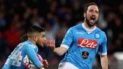 نابولي يواصل الزحف نحو القمة بالفوز على جنوي