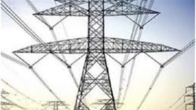 رئيس مدينة جهينة يتابع أعمال تركيب 37 عمودًا كهربيًا بقرى المركز