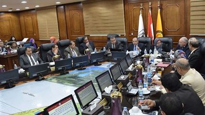 رئيس جامعة بني سويف يشدد على ضرورة تصحيح الامتحانات داخل الكليات