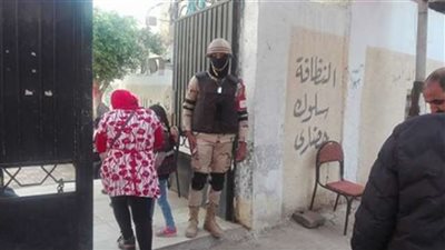 احتشاد المواطنين أمام مدرسة بن رشد بالأميرية للإدلاء بأصواتهم