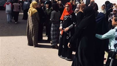 توافد الناخبين أمام مدرسة المرج الثانوية بالقاهرة
