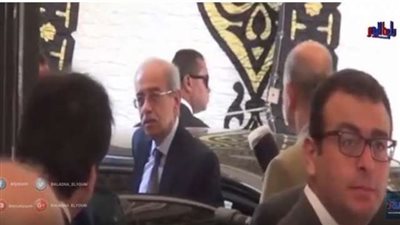 لحظة دخول «رئيس الوزراء» للإدلاء بصوته في لجنة مصر الجديدة