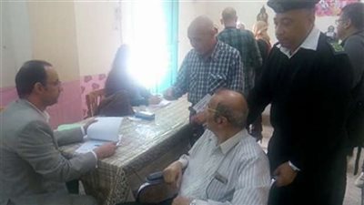 مسن يدلي بصوته في الانتخابات الرئاسية بالعجوزة