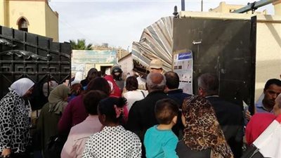 بالصور.. ازدحام المواطنين بمدرسة مصر الجديدة للغات بعد انتهاء الاستراحة