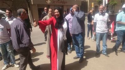بالصور.. مواطنة ترتدي علم مصر وتجوب شوارع وسط البلد