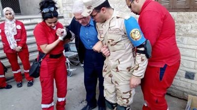 مسن يتعرض لأزمة صحية أثناء الانتخابات.. و«الهلال الأحمر» يتدخل