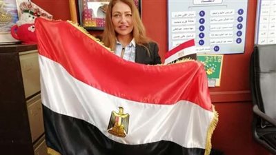 بالفيديو.. ليلى علوي ترفع علم مصر داخل لجنتها الانتخابية