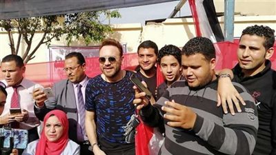بالفيديو.. مصطفى قمر يشارك المواطنين العرس الانتخابي بمصر الجديدة